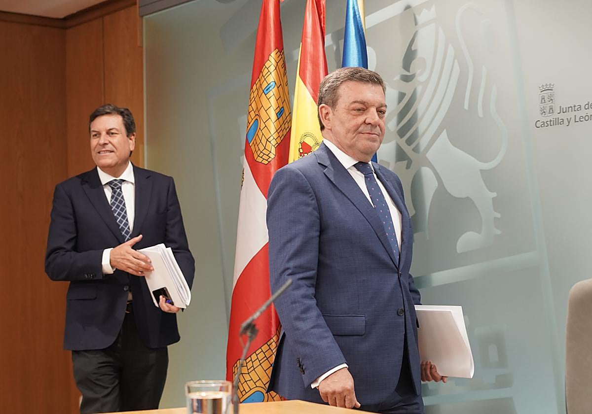 El consejero de Economía y Hacienda y portavoz, Carlos Fernández Carriedo (i), y el consejero de la Presidencia, Luis Miguel González Gago (d), comparecen en rueda de prensa posterior al Consejo de Gobierno.