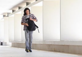 Un alumno camina en el Campus Miguel Delibes.