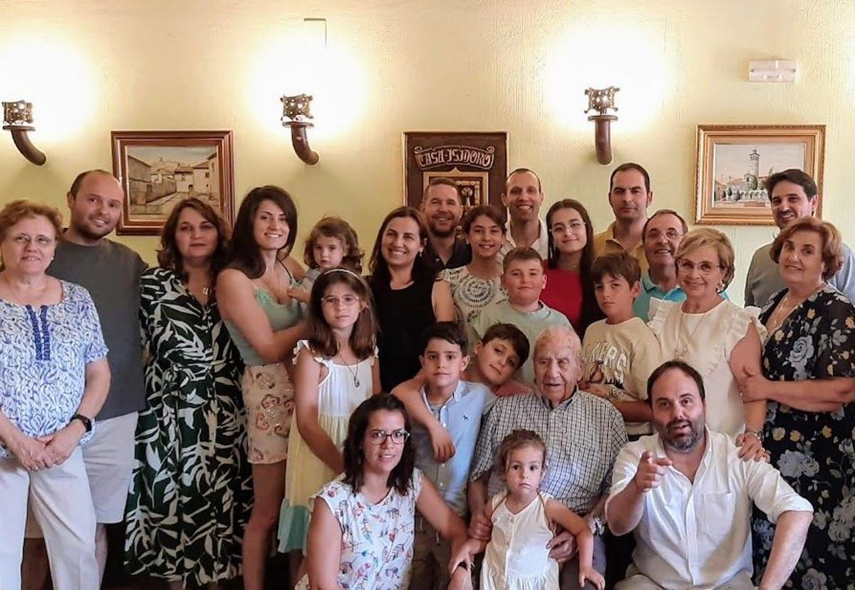 Cirilo Sanz celebra junto a sus familiares su 106 cumpleaños.