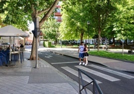 Tramo de la calle Reyes, entre Maldonado y Don Sancho, que será peatonalizado para ganar espacio en la plaza de San Juan.