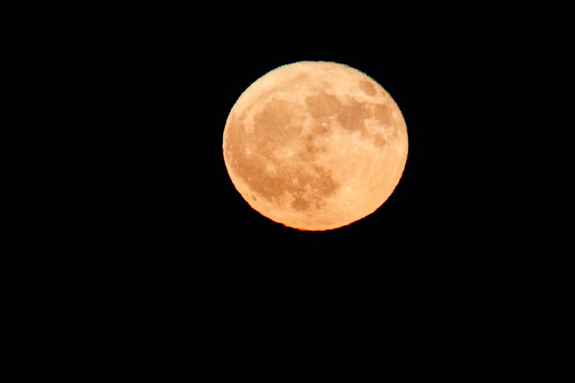 Imagen de la superluna del ciervo.