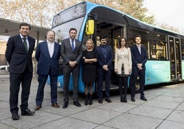 Autoridades autonómicas y locales y directivos de la empresa en la presentación de Switch Mobility en el Patio Herreriano de Valladolid en diciembre de 2021.