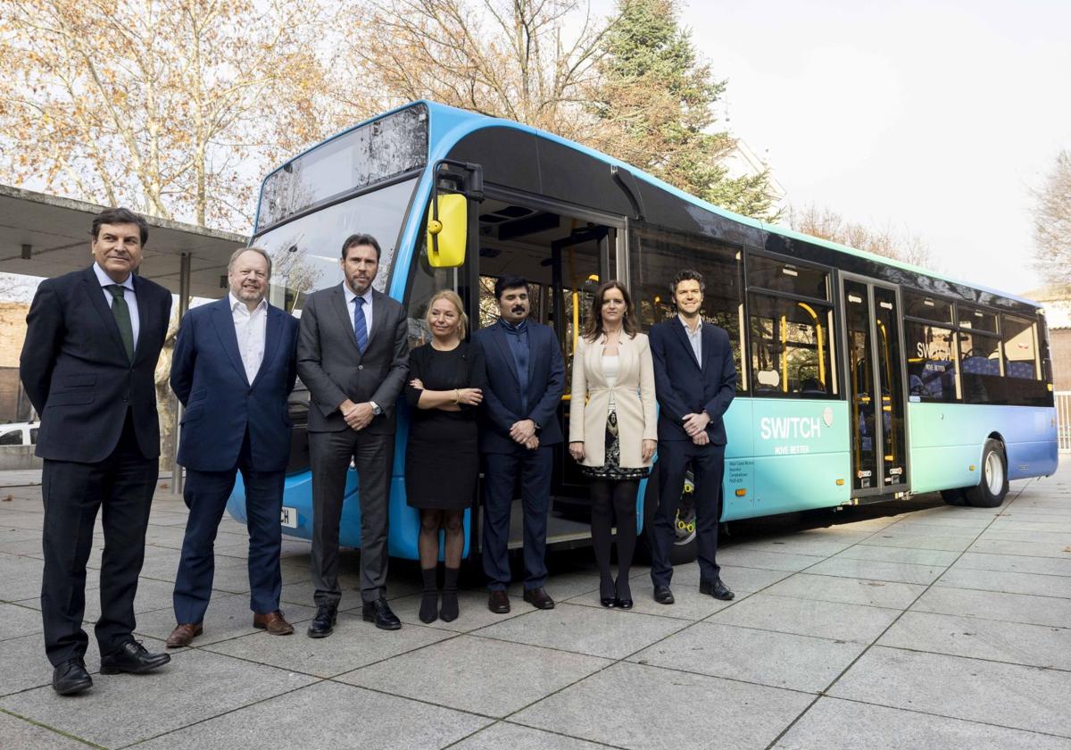Autoridades y directivos de la empresa en la presentación de Switch Mobility en el Patio Herreriano de Valladolid en diciembre de 2021.