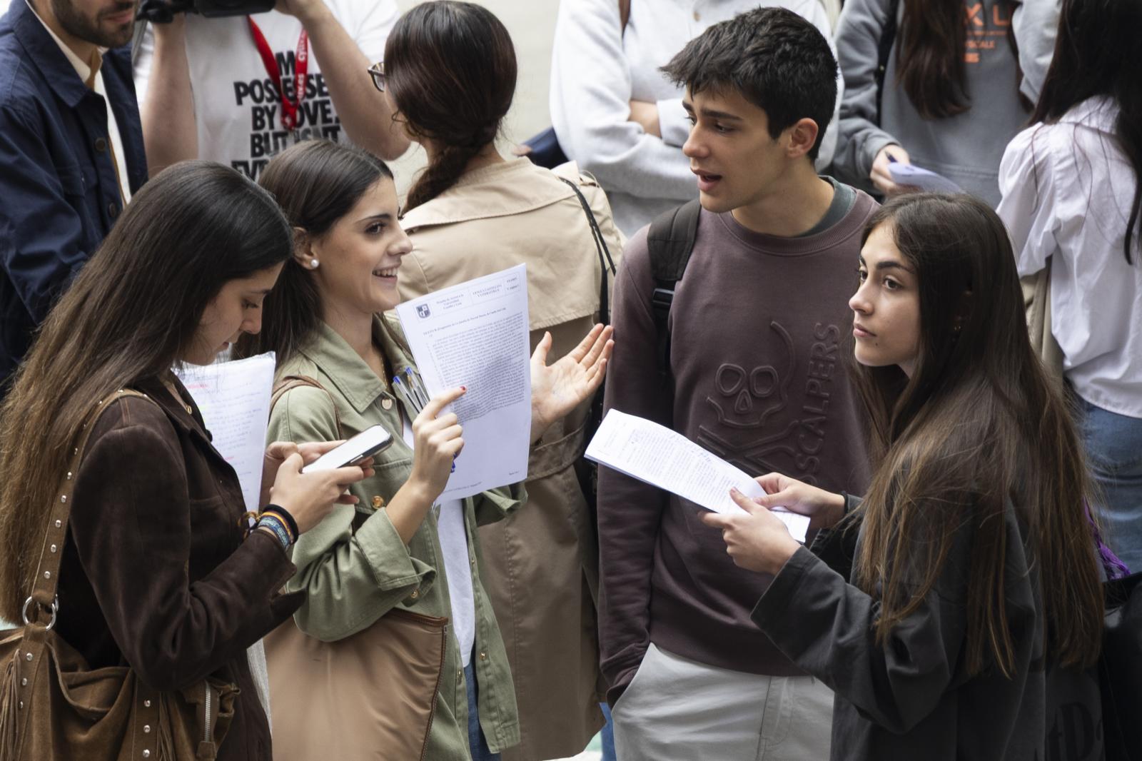 Alumnos en el último examen de la PAU y quienes han conocido este jueves si han entrado en la carrera deseada.