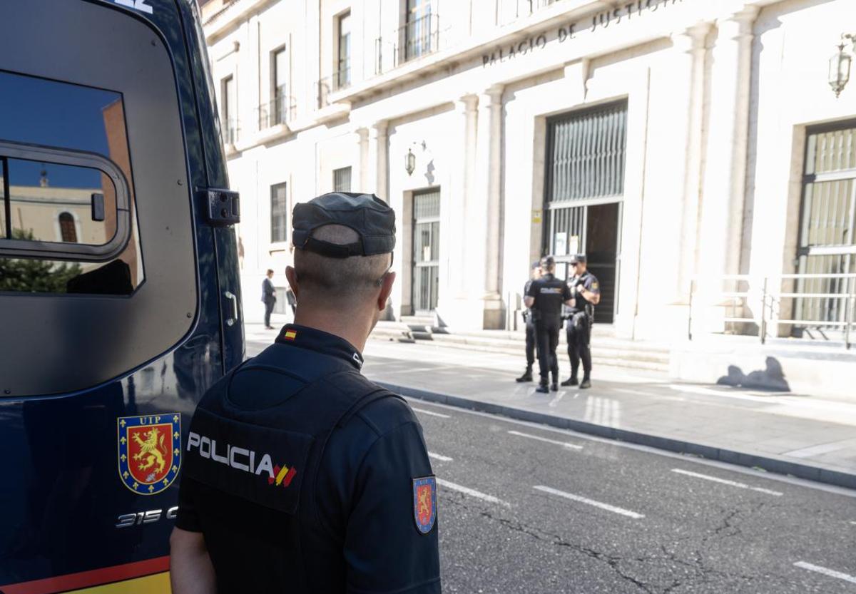 Efectivos de la Policía Nacional frente a la Audiencia Provincial de Valladolid, en una imagen reciente.