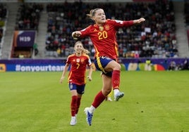 Claudia Pina celebra su golazo ante Bélgica en presencia de Olga Carmona.