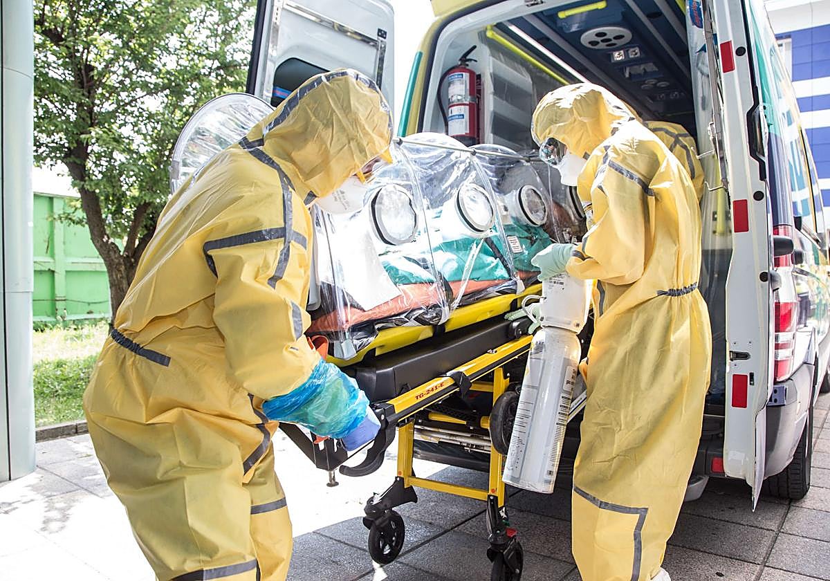 Foto de archivo de un paciente trasladado por un caso de fiebre hemorrágica de Crimea-Congo (F.H.C.C).