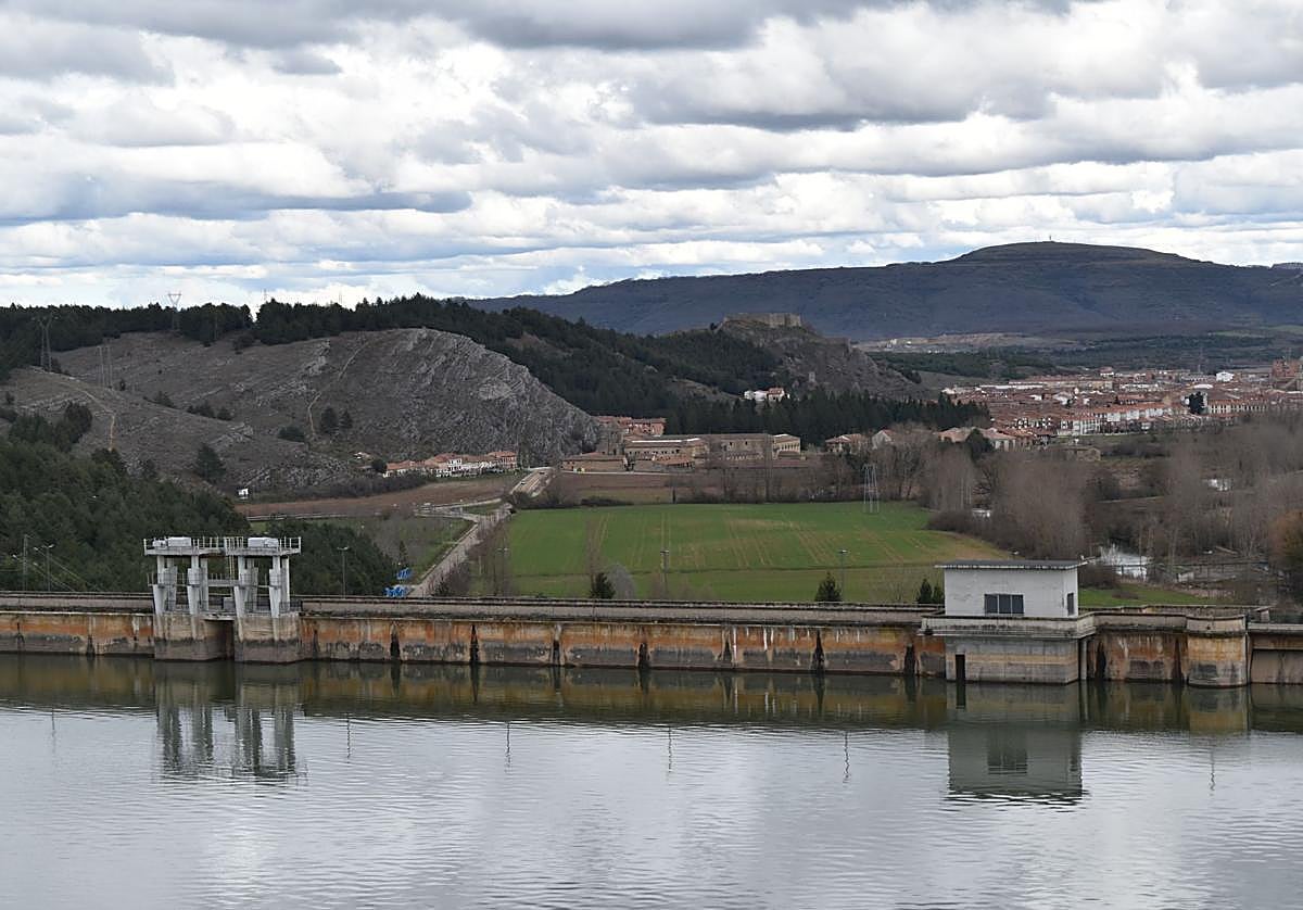 Vista de la localidad palentina de Aguilar de Campoo y sus entornos desde la presa, en una imagen de archivo.