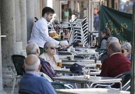Un camarero atiende una terraza en Valladolid, en una imagen de archivo.
