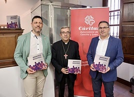 De izquierda a derecha, Ignacio Ruiz, secretario de Cáritas Autonómica de CyL, Luis J. Argüello, arzobispo de Valladolid y Guenther E. Boelhoff, presidente de la entidad autonómica, en la presentación de la memoria 2024 de Cáritas.
