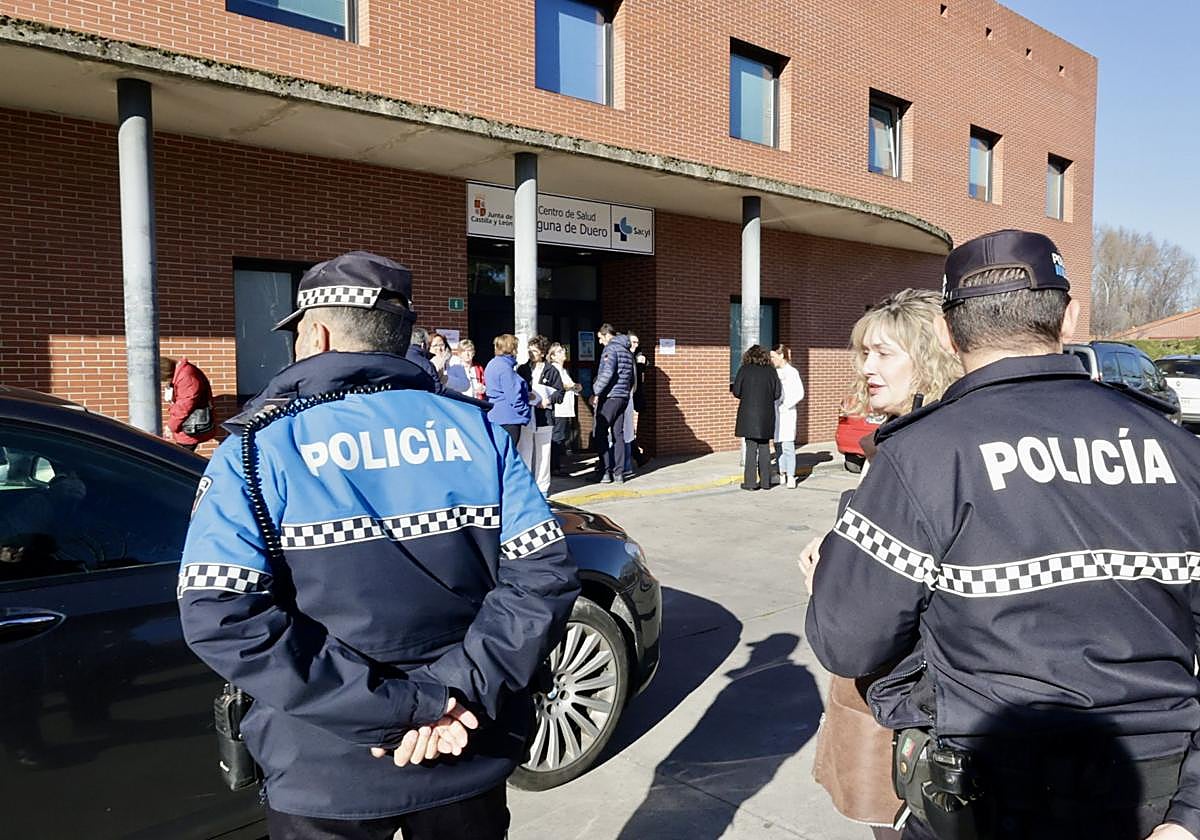 Agentes de policía durante una concentración a la puerta del Centro de Salud de Laguna de Duero después de que una doctora sufriese una agresión.