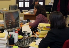 Trabajadoras en una gestoría, durante la campaña de la declaración de la renta.