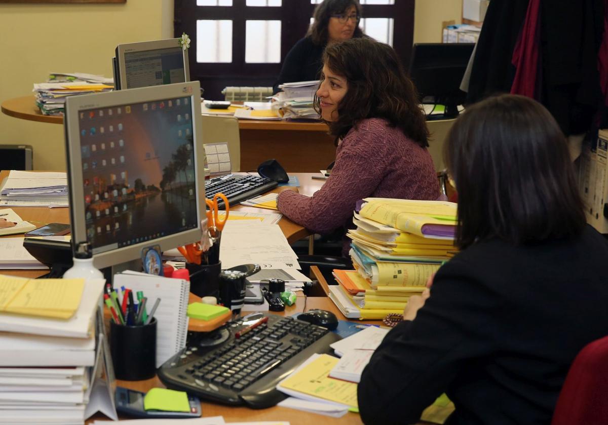 Trabajadoras en una gestoría, durante la campaña de la declaración de la renta.