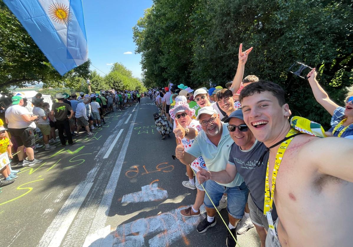 Sergio Romeo, en primer término, junto a los aficionados franceses con los que ha vivido el paso de los corredores.