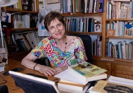 Manuela Serrano, maestra del barrio, en su despacho.