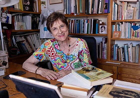 Manuela Serrano, maestra del barrio, en su despacho.