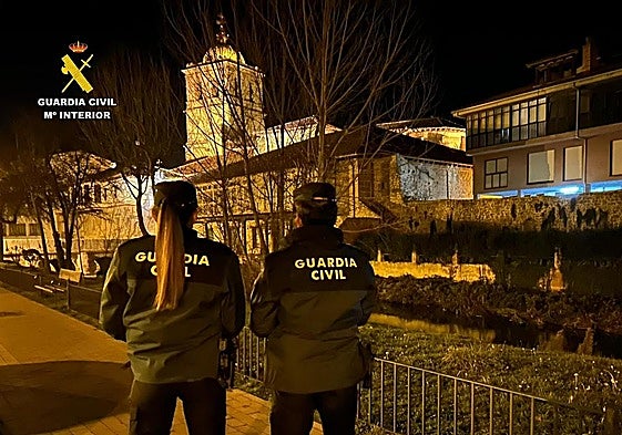 Dos agentes de la Guardia Civil.