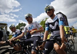 Iván Romeo, junto a su jefe de filas en el Movistar Team, Enric Mas.