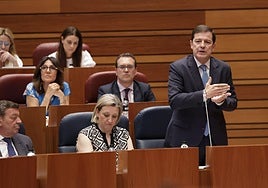 El presidente de la Junta de Castilla y León, Alfonso Fernández Mañueco, interviene durante el último pleno de las Cortes.