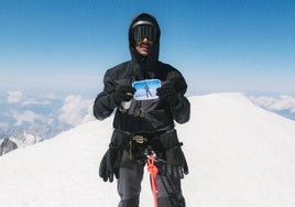Alvaro Guerra en la cima del Mont Blanc mostrando una foto de su padre en el mismo lugar en 2006