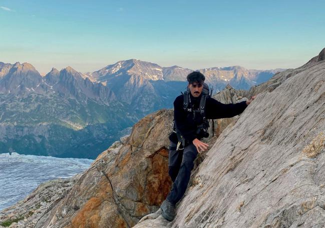 Alvaro Guerra cerca del refugio de Albert 1er, de camino al ascenso del pico Petite Fourche