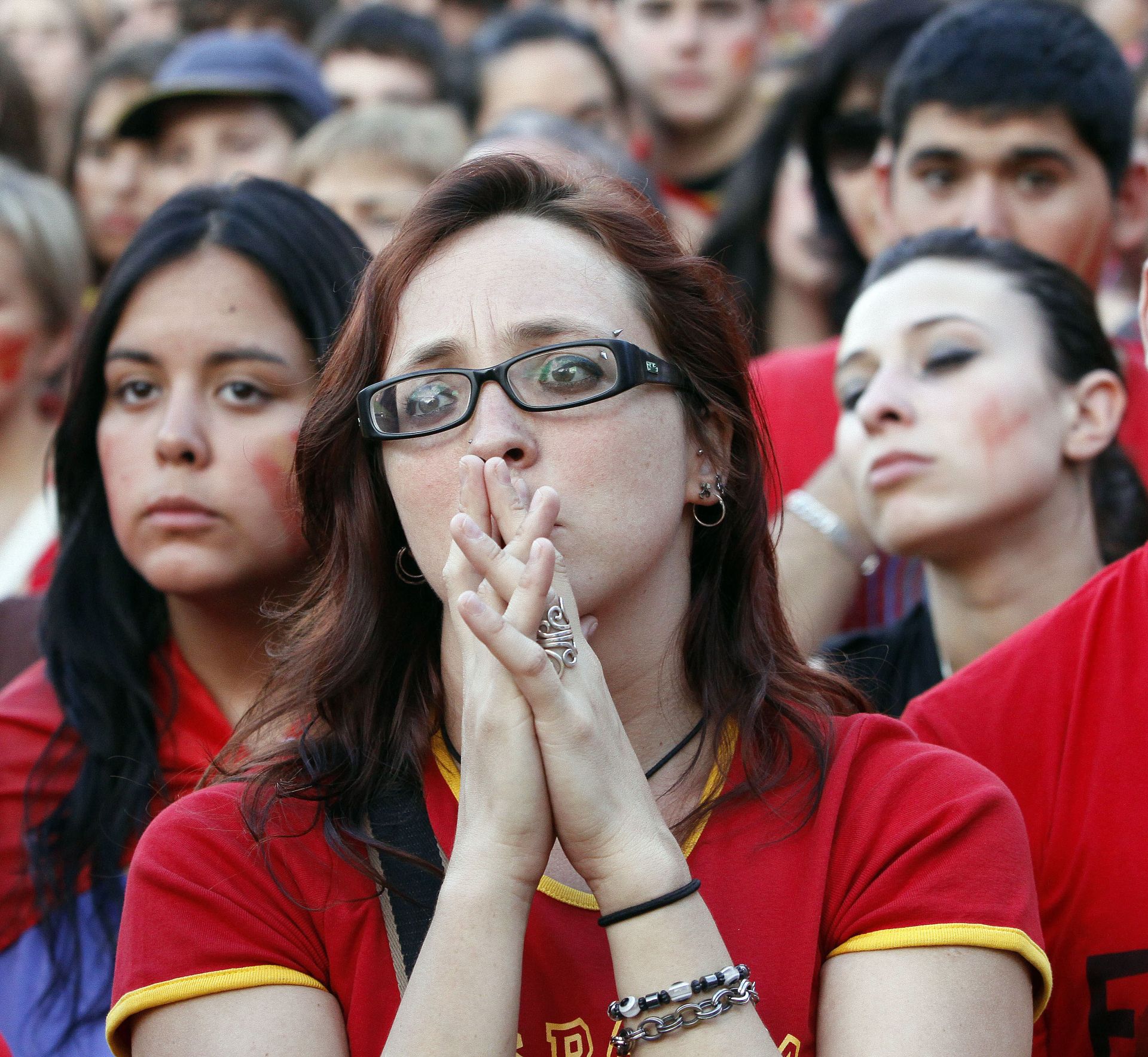 Una mujer muestra sus nervios durante el partido en la Plaza Mayor de Valladolid.