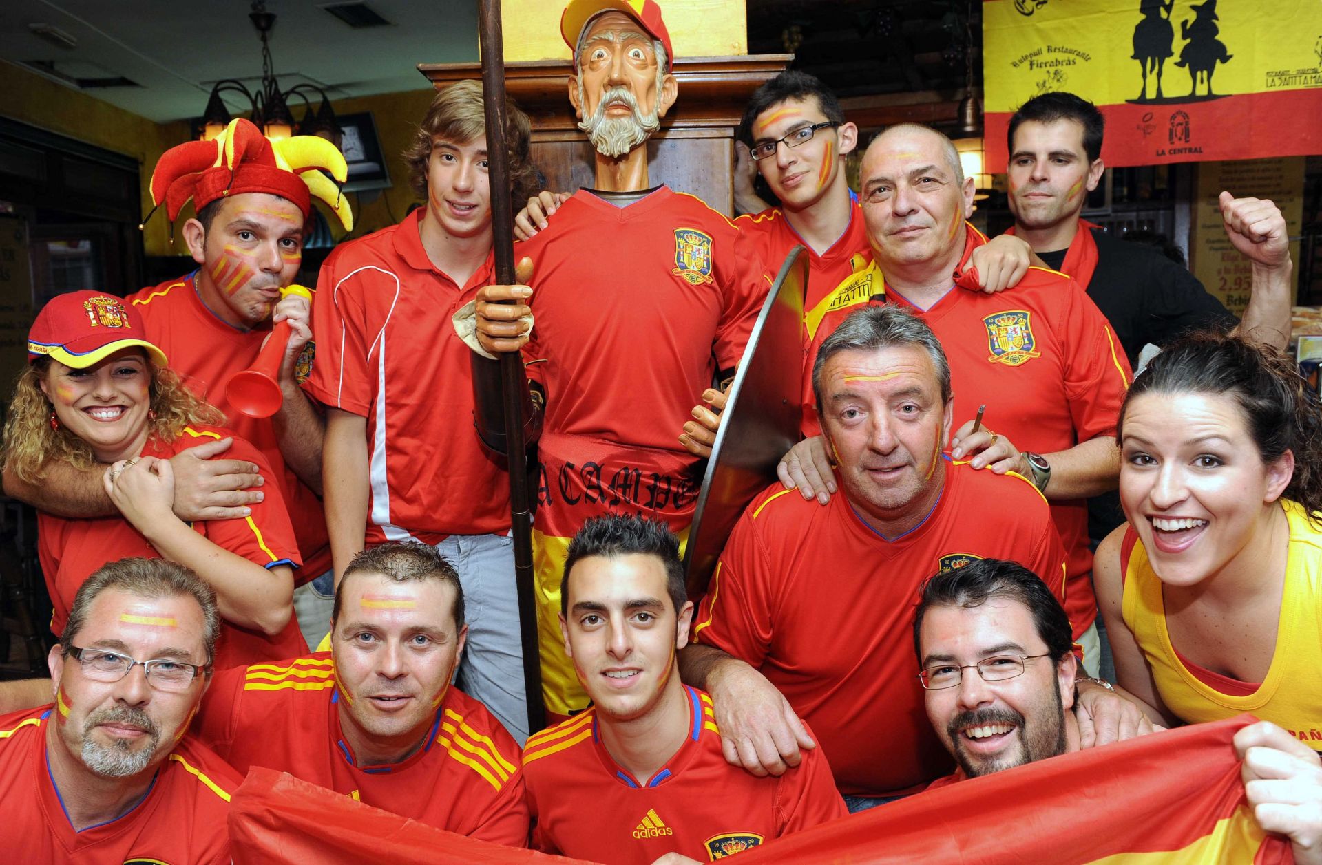 Los aficionados de la Selección que se congregaron en el bar Fierabrás.