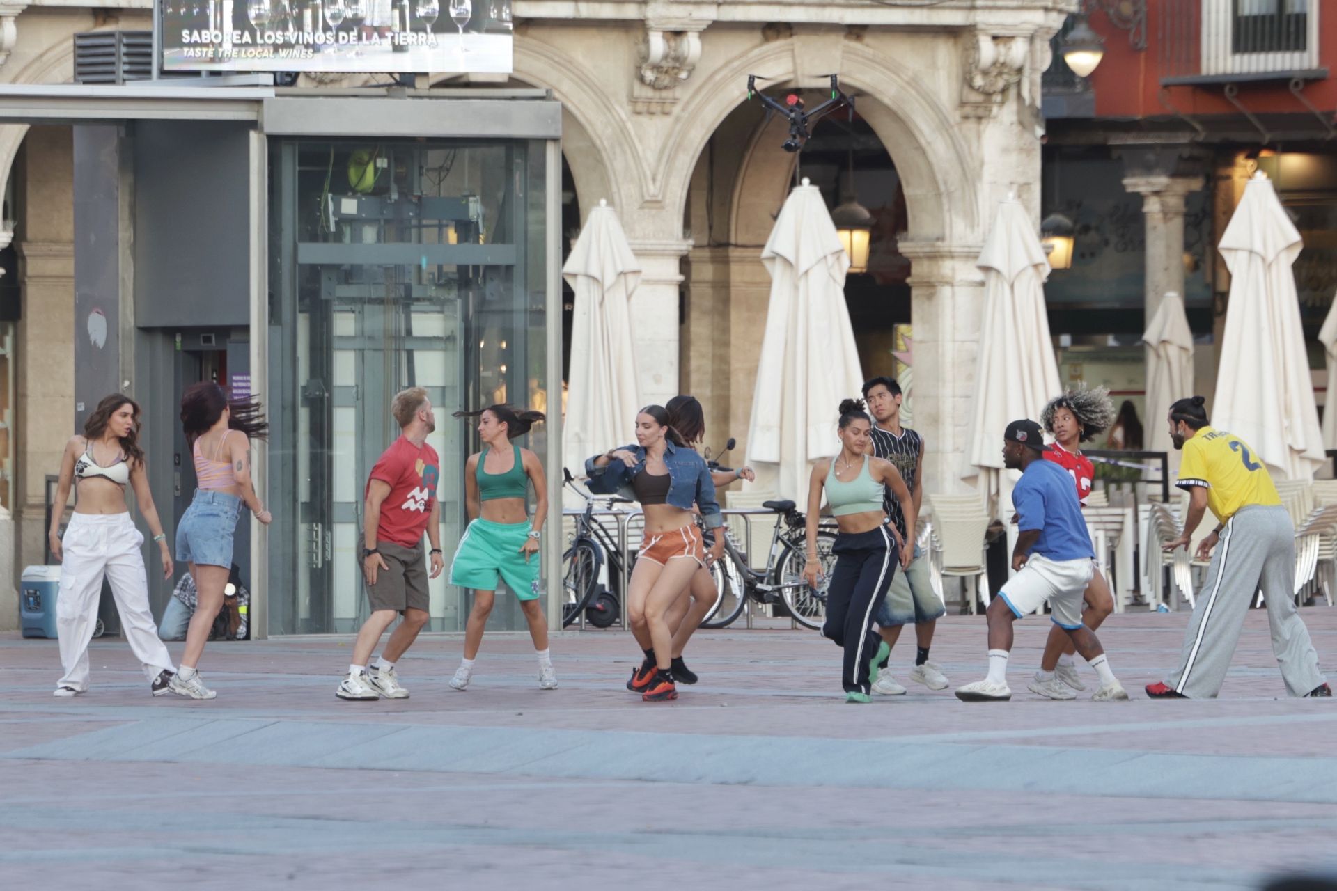 Actores y bailarines grabando escenas de la película en la Plaza Mayor de Valladolid.
