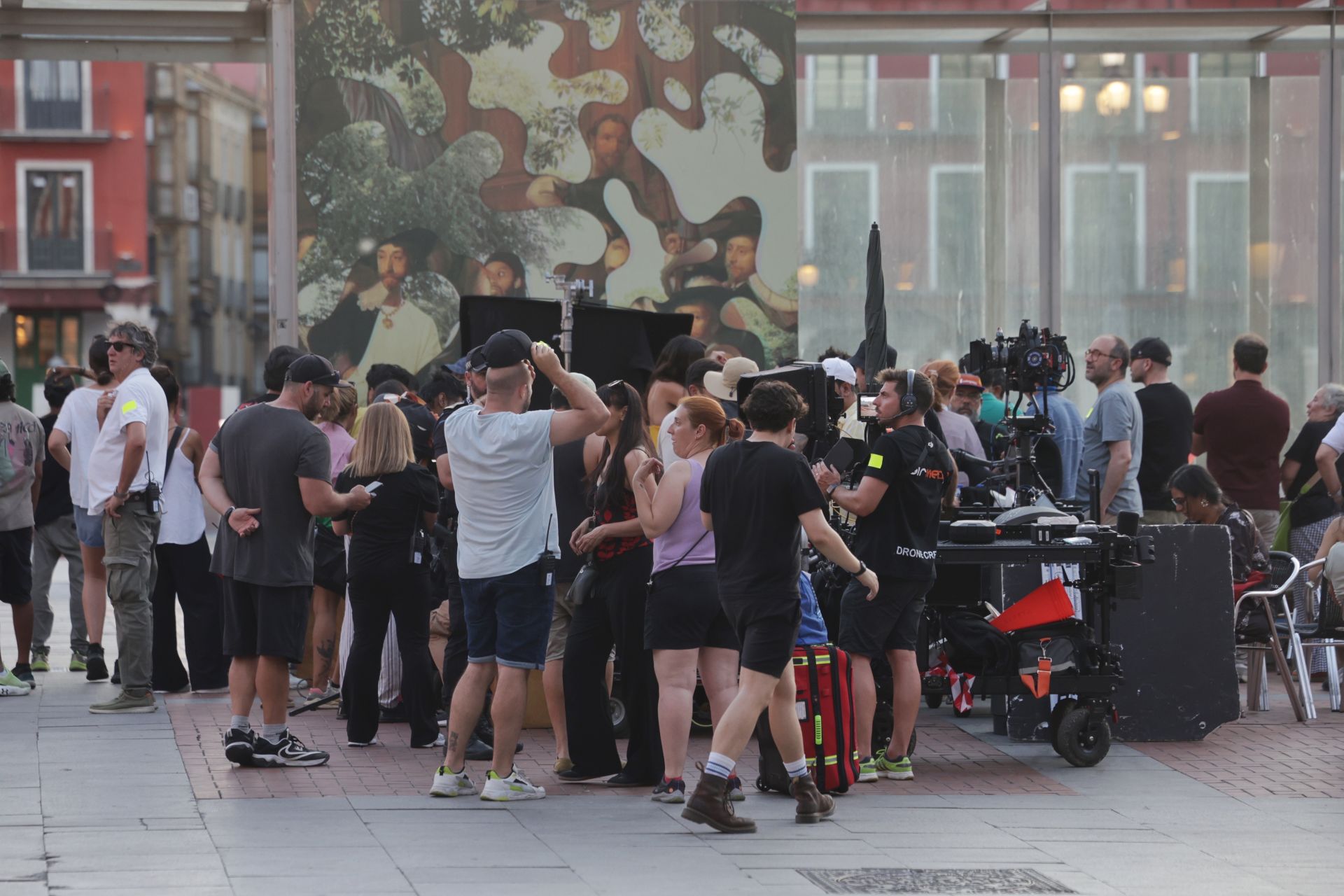 Actores y bailarines grabando escenas de la película en la Plaza Mayor de Valladolid.