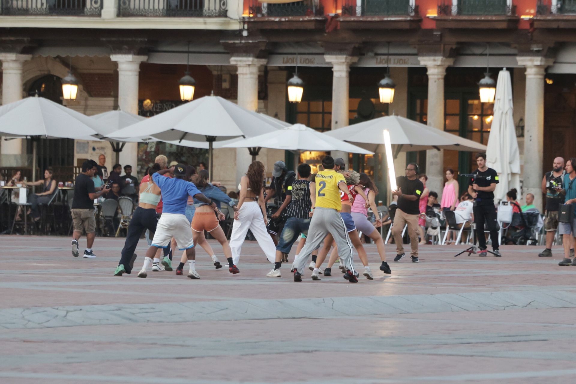 Actores y bailarines grabando escenas de la película en la Plaza Mayor de Valladolid.