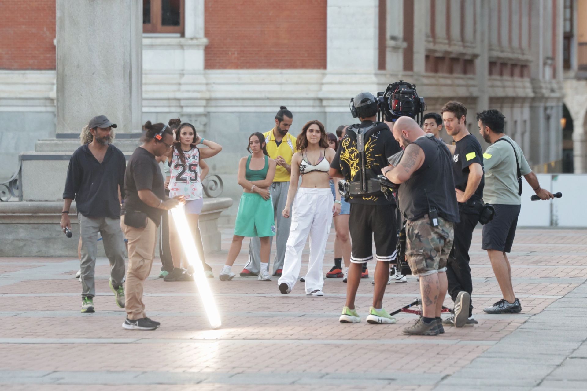 Actores y bailarines grabando escenas de la película en la Plaza Mayor de Valladolid.