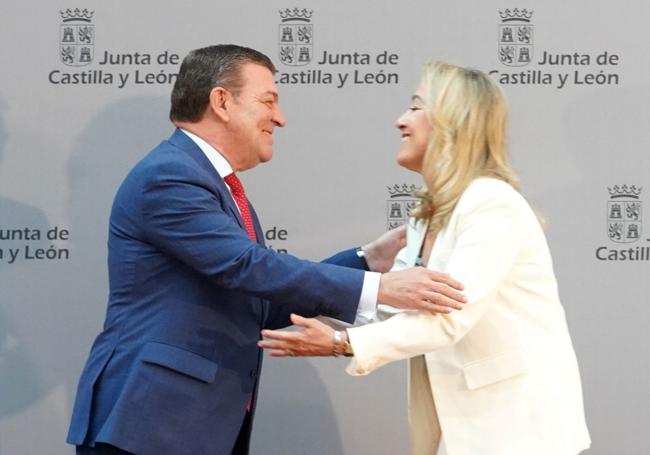 El consejero Luis Miguel González Gago felicita, este viernes 11 de julio, a Ruth Andérez, relevo de Irene Muñoz en la Dirección General de Relaciones Institucionales de la Junta.