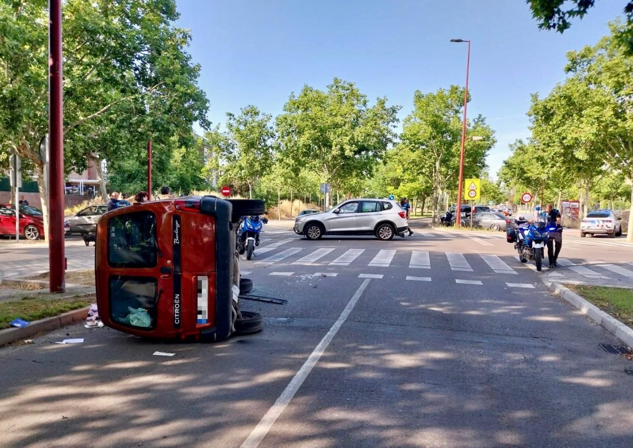 Furgoneta volcada en la Cañada Real de Valladolid, este viernes por la mañana.