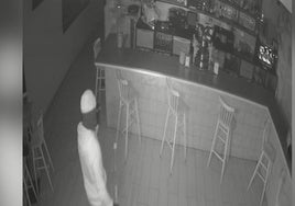 Momento en el que un encapuchado irrumpe en el restaurante Sarmiento de Serrada.