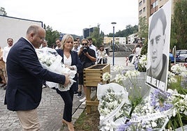 El secretario general del PP, Miguel Tellado (i), junto a Mari Mar Blanco, presidenta de la Fundación Miguel Ángel Blanco (2i), en el acto de recuerdo a Miguel Ángel Blanco.