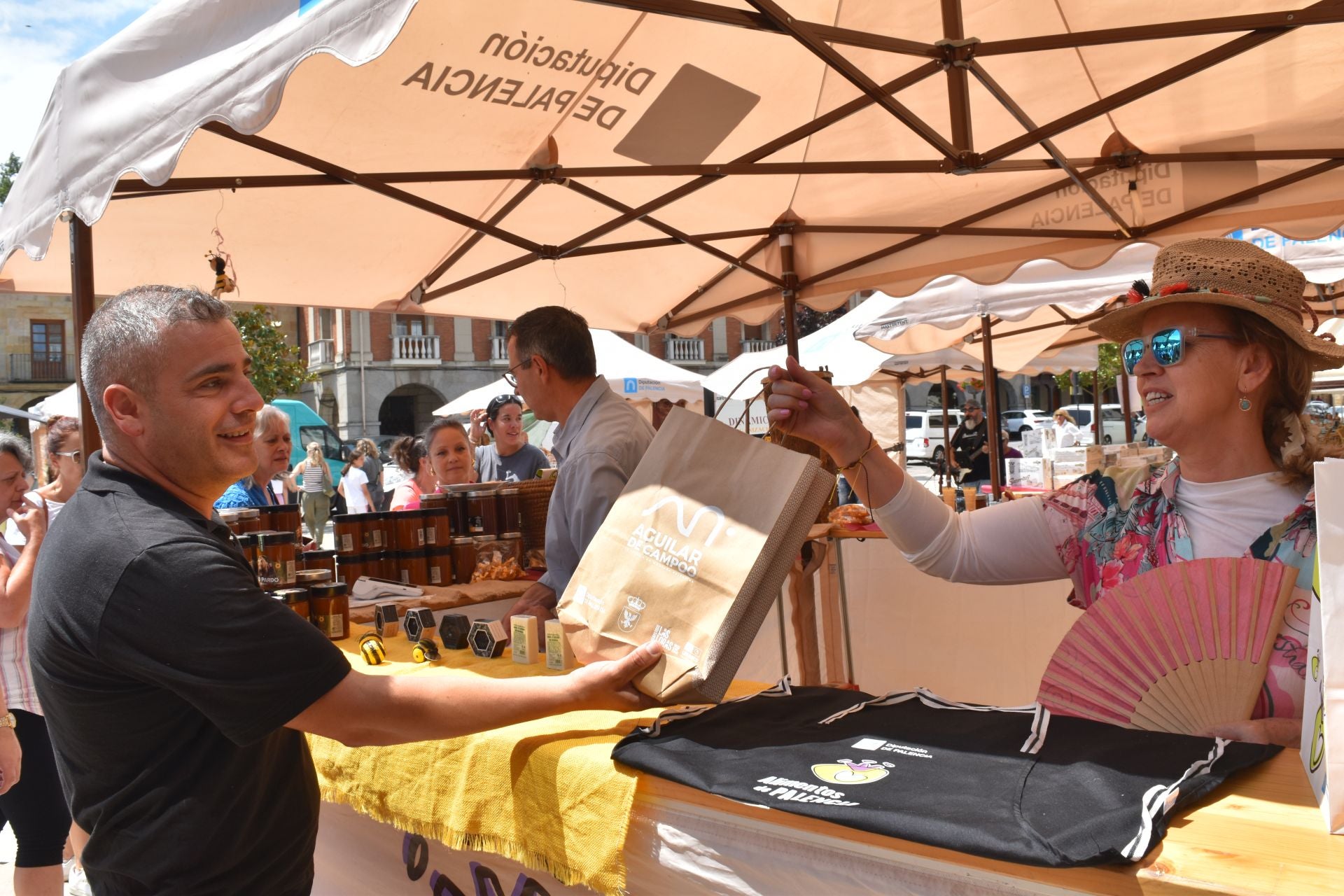 Aguilar funde la feria gastronómica con las sevillanas