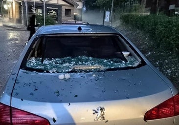 Vehículo destrozado por el granizo en Velilla.