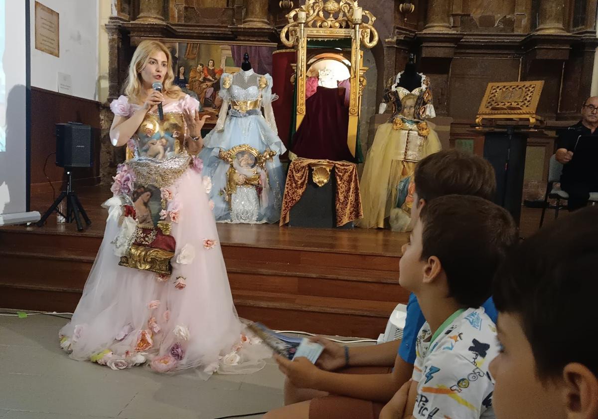 Rosana Largo explica su museo de Paredes de Nava.
