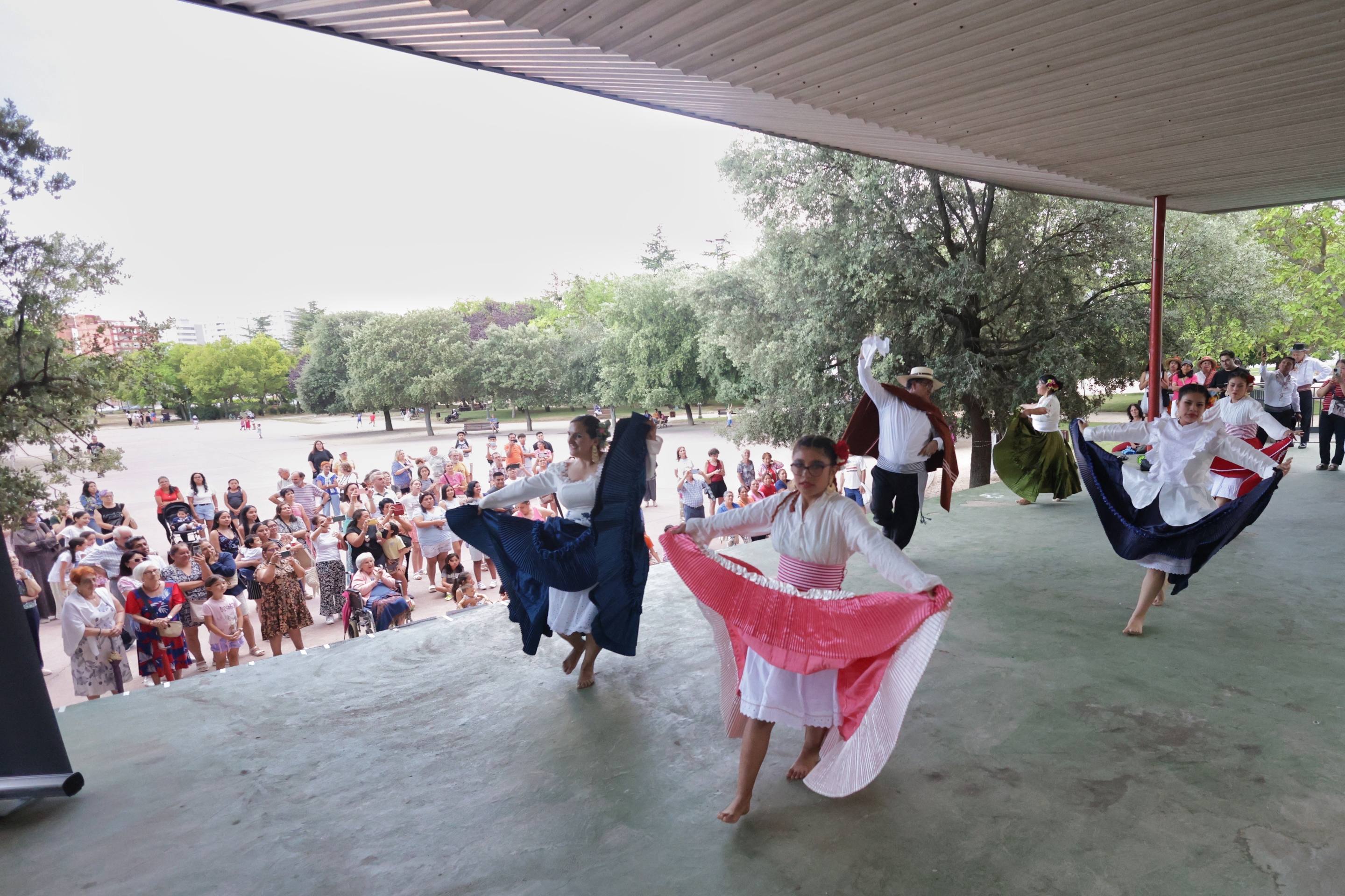 Los juegos autóctonos y los bailes peruanos de las fiestas del barrio Delicias, en imágenes