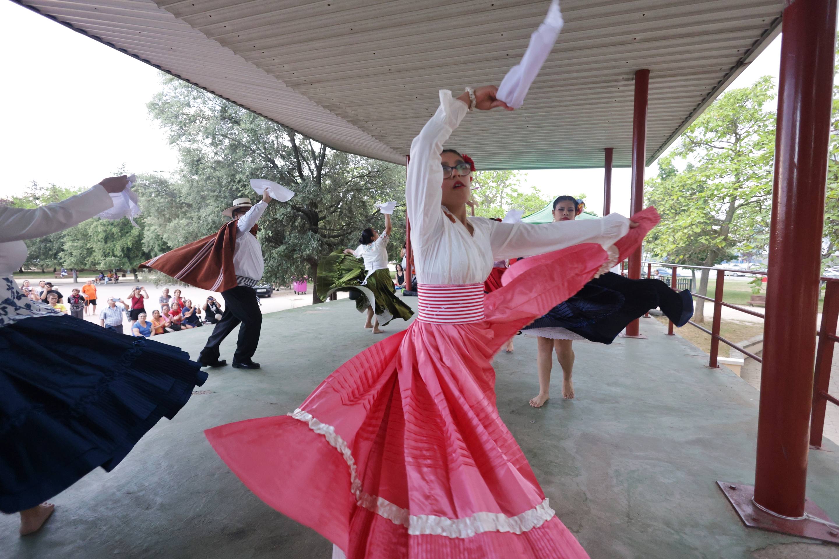 Los juegos autóctonos y los bailes peruanos de las fiestas del barrio Delicias, en imágenes