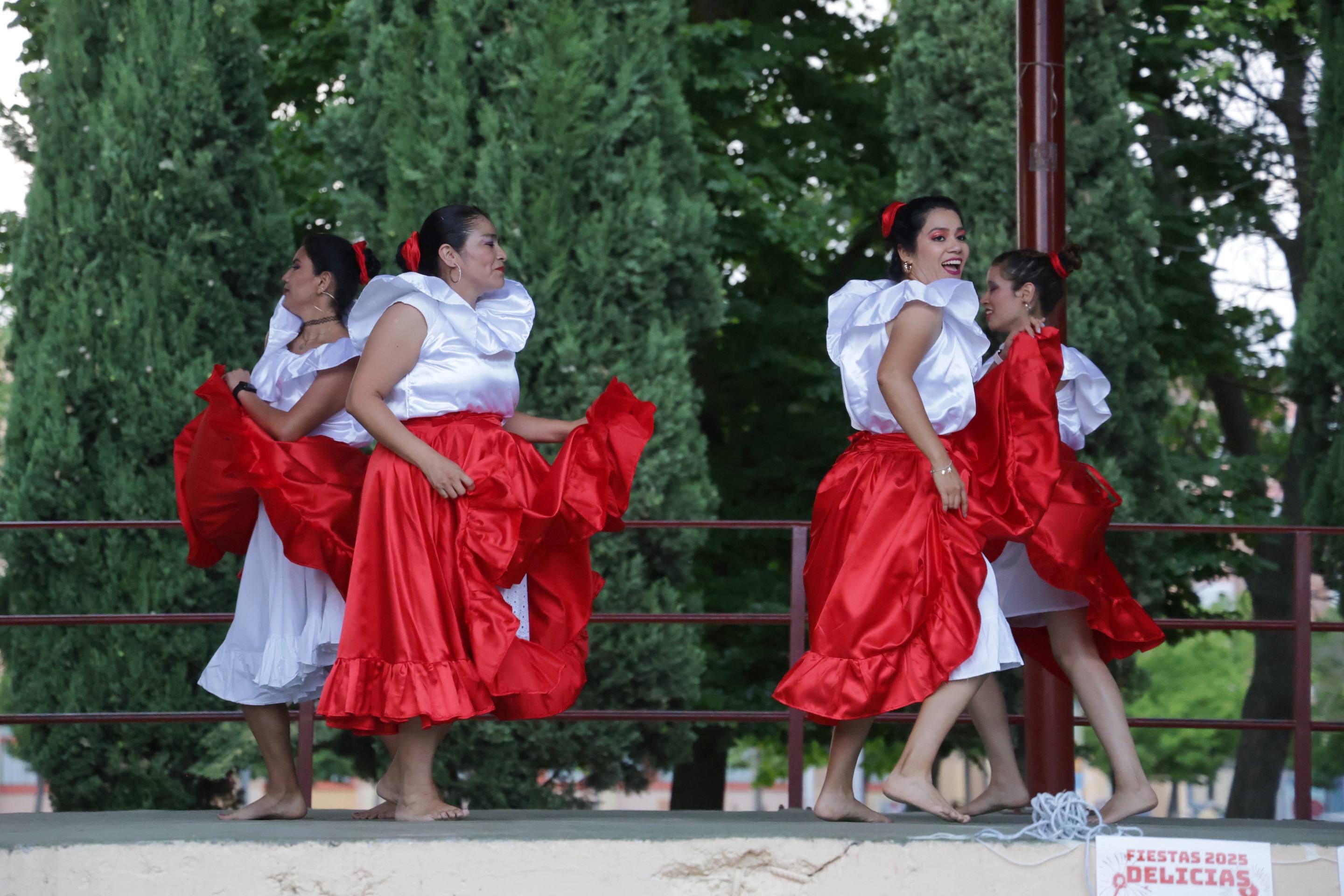 Los juegos autóctonos y los bailes peruanos de las fiestas del barrio Delicias, en imágenes