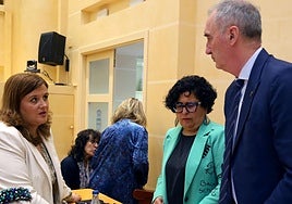 Clara Martín, Rosalía Serrano y José Mazarías, durante un Pleno del Ayuntamiento de Segovia.
