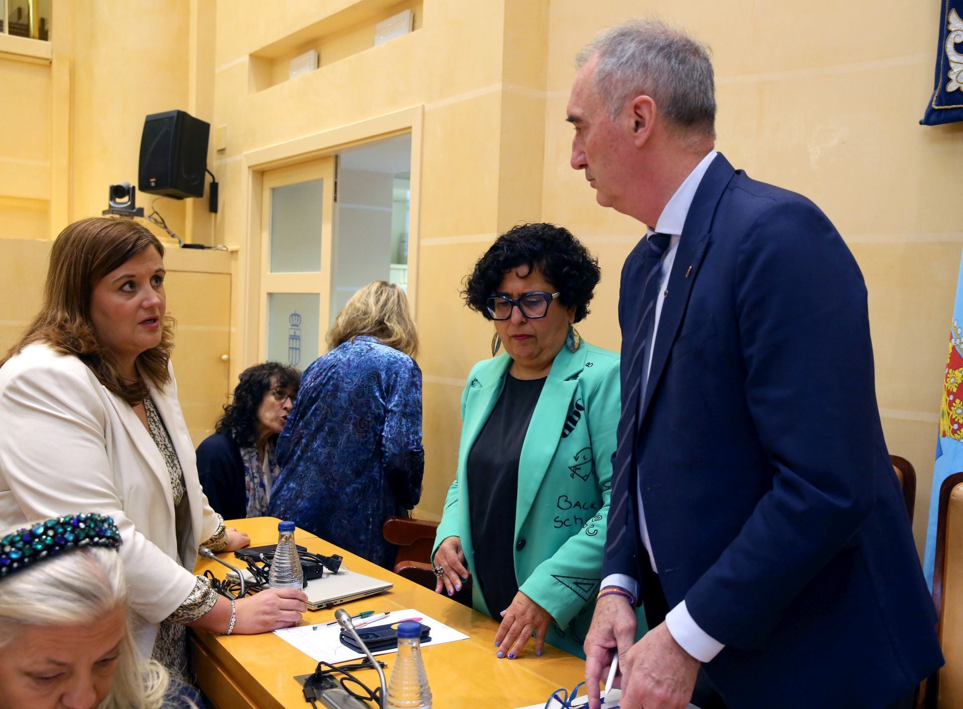 Clara Martín, Rosalía Serrano y José Mazarías, durante un Pleno del Ayuntamiento de Segovia.
