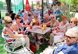 Algunos de los participantes toman un refrigerio en las piscinas.