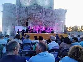 La formación Íscar Ensemble Jazz. durante su actuación en el patio de armas del castillo.