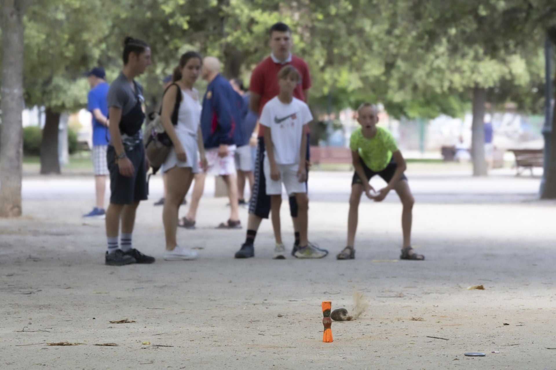 Un grupo de jóvenes echando una partida a la tuta.