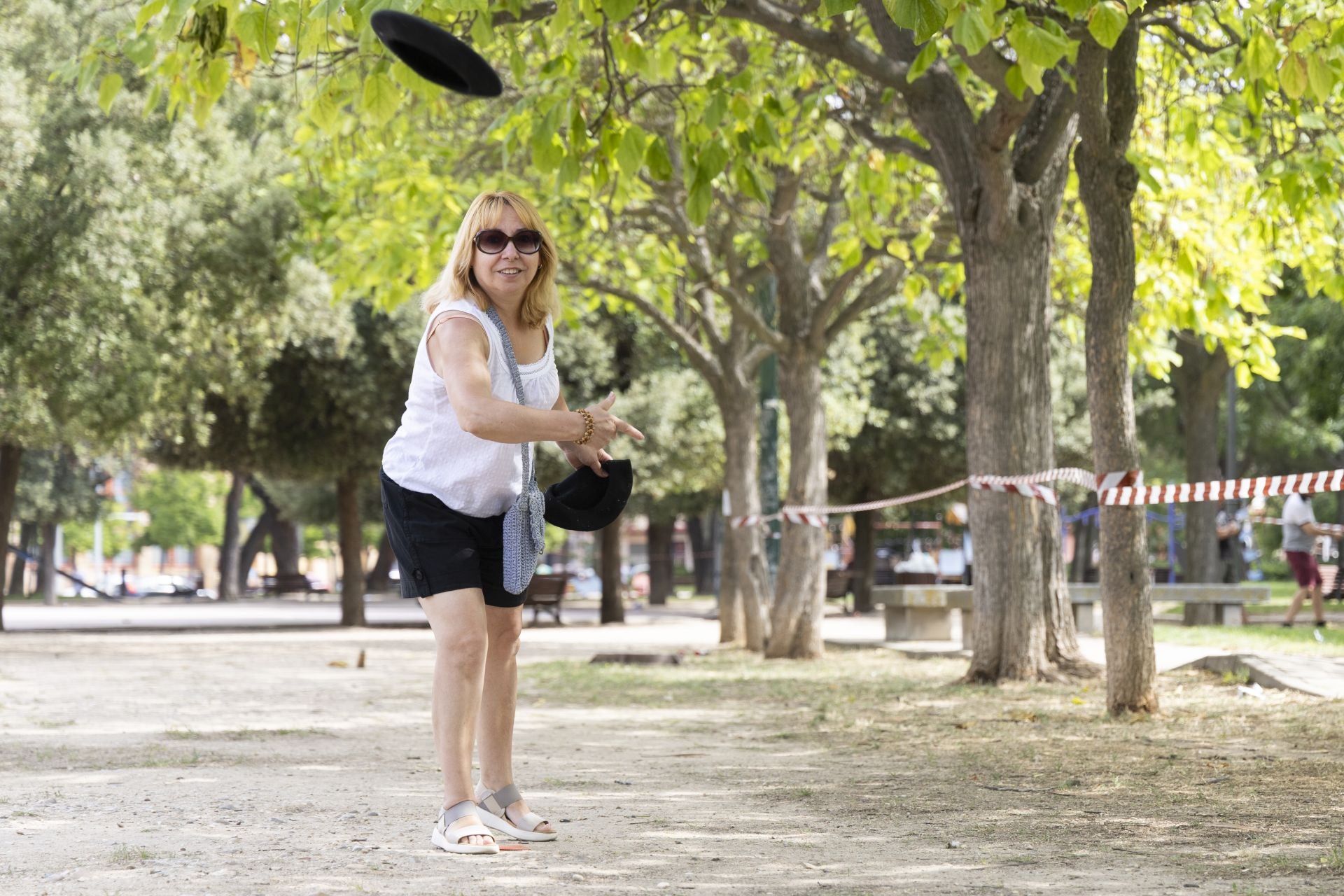 Una mujer lanzando el disco de la rana.