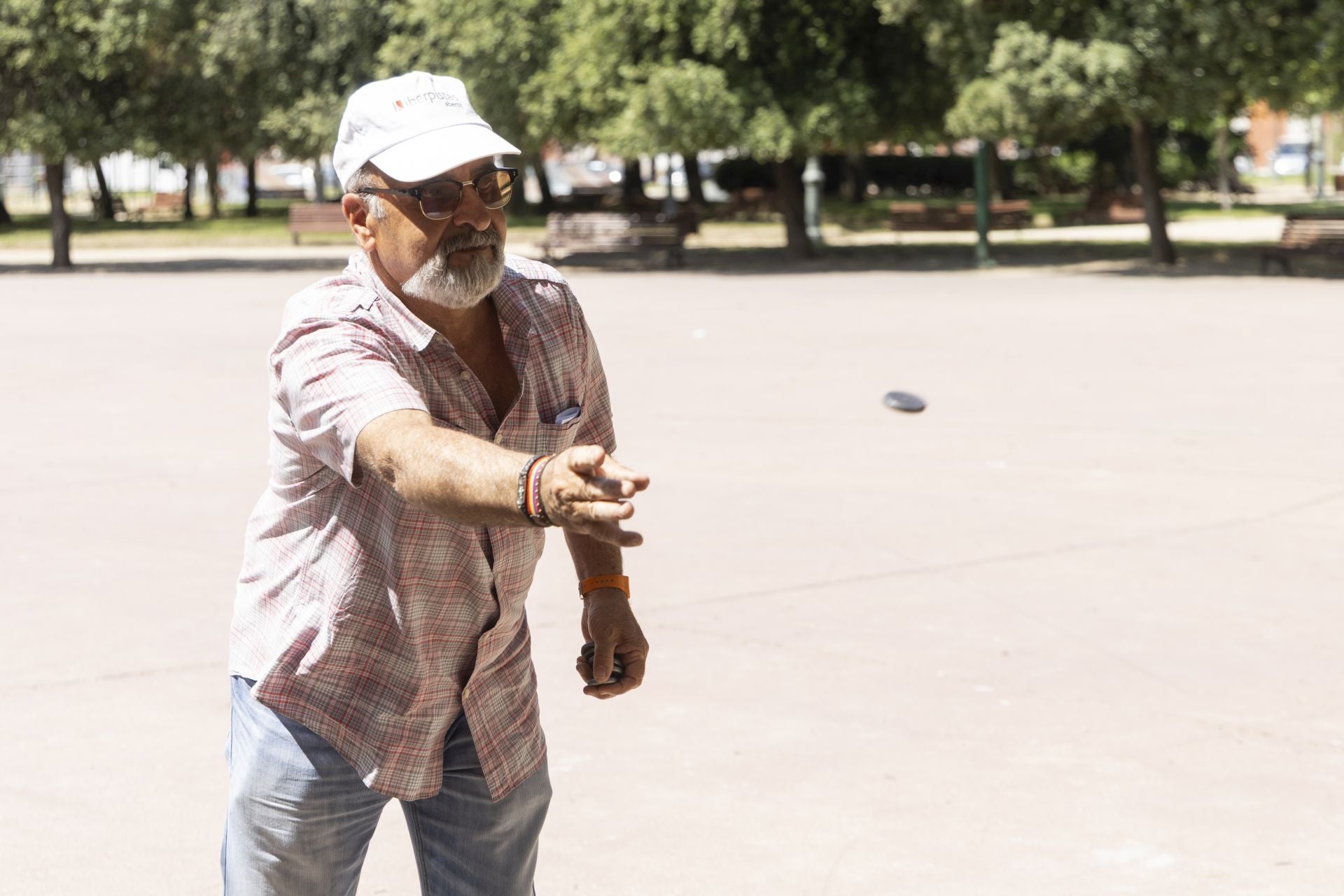 Un hombre lanzando el disco de la rana.