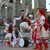 Grupo de Bulgaría danza a los pies del Acueducto este viernes.