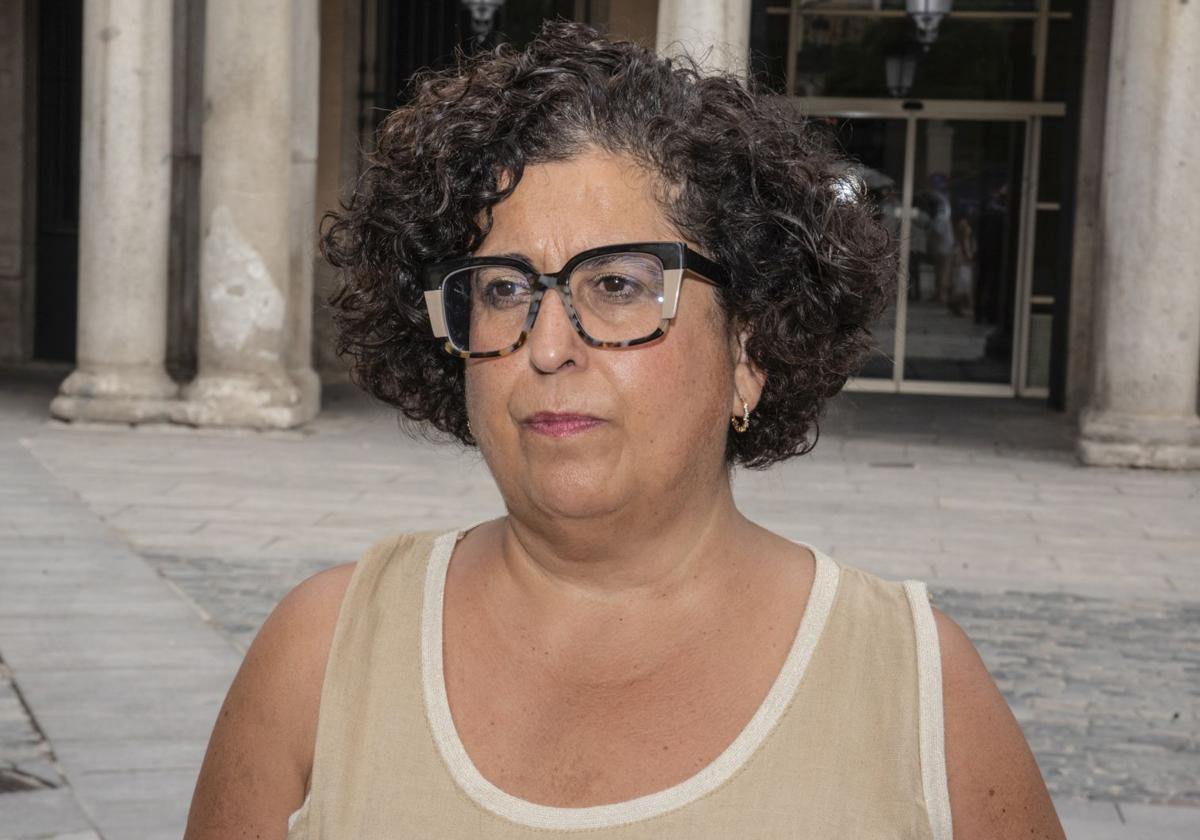 Rosalía Serrano, antes de dar explicaciones de su actividad privada.